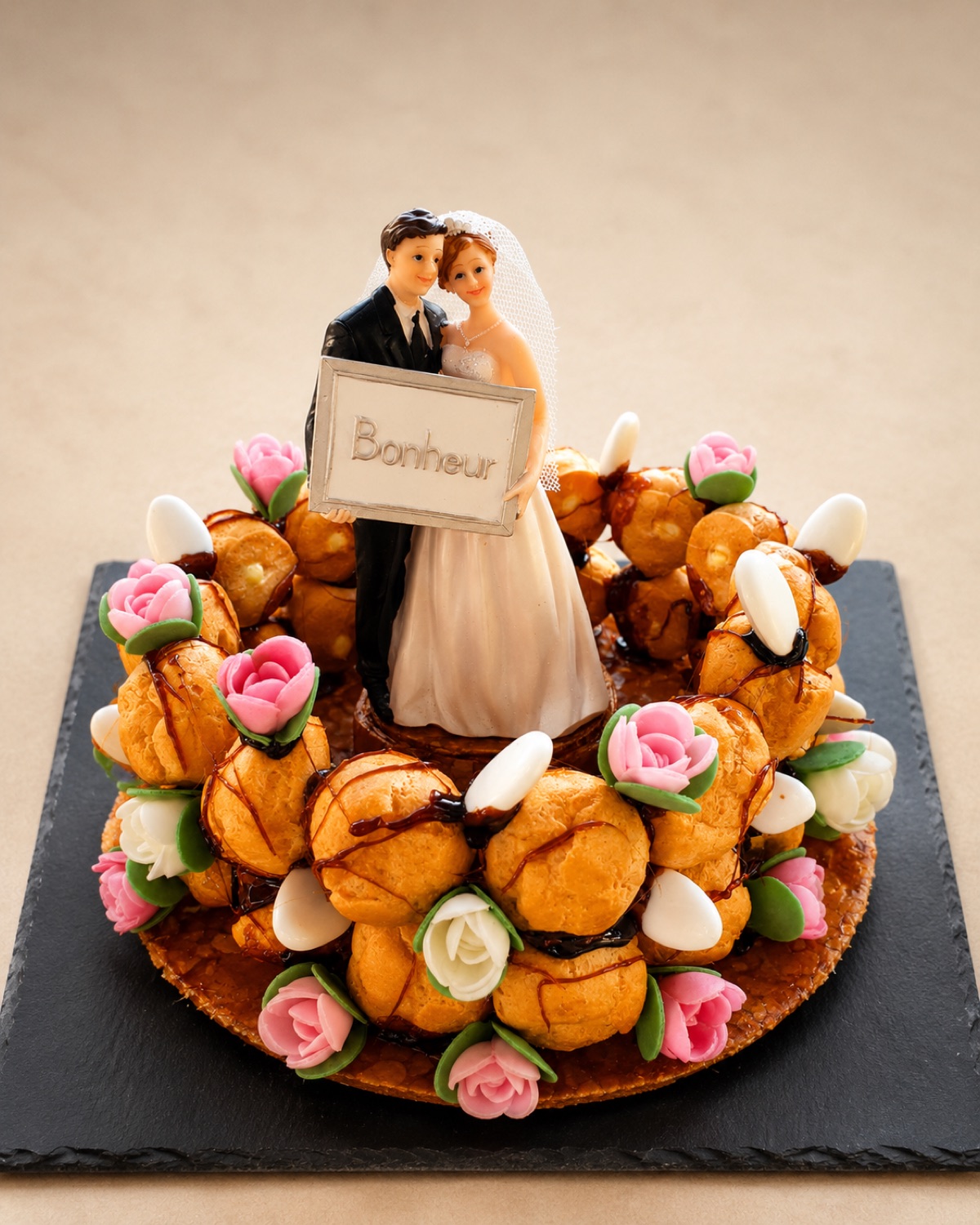 Pièce montée de mariage en croquembouche, figurine des mariés « Bonheur » et roses en sucre
