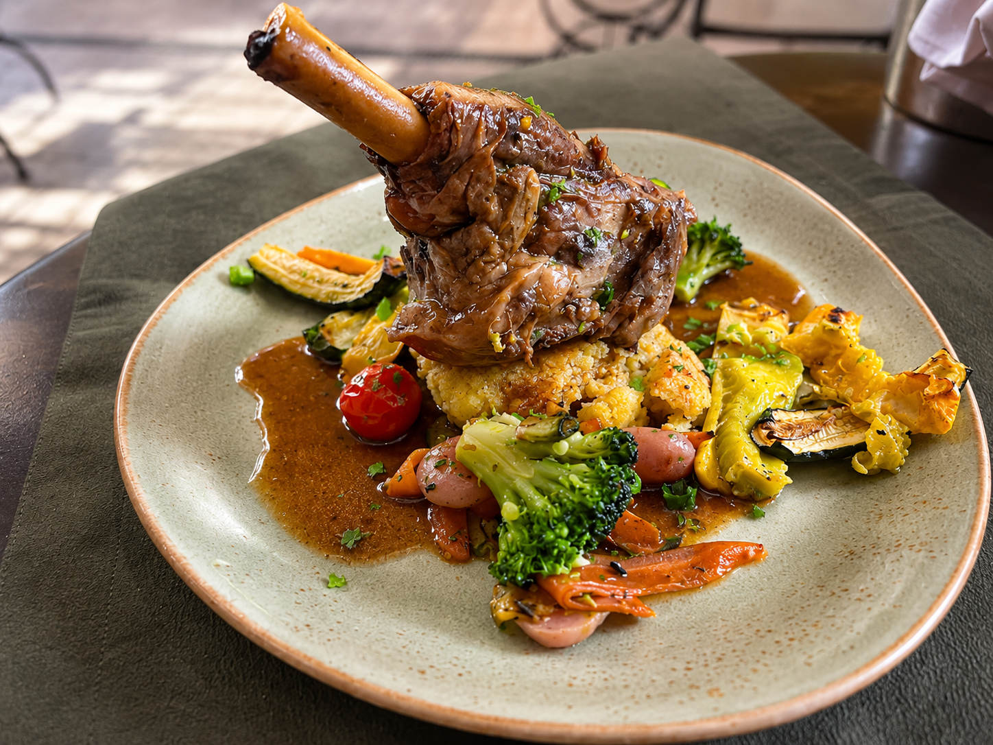 Souris d'agneau confite, polenta crémeuse et légumes