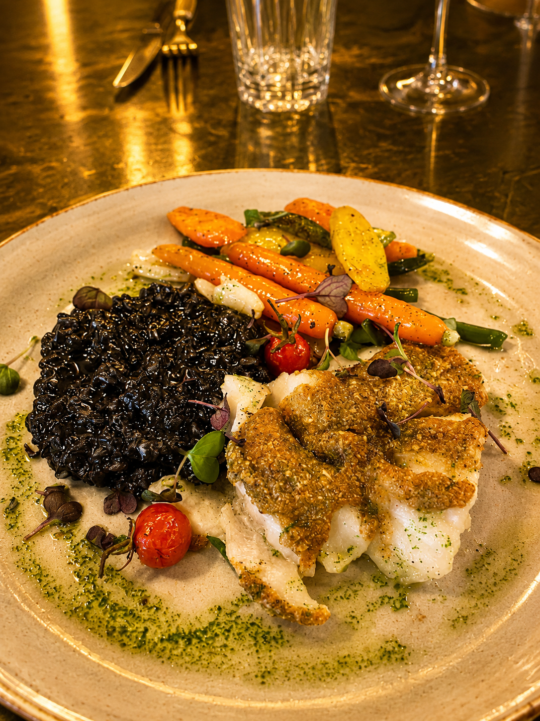 Poisson en croûte d'herbes, risotto à l'encre de seiche