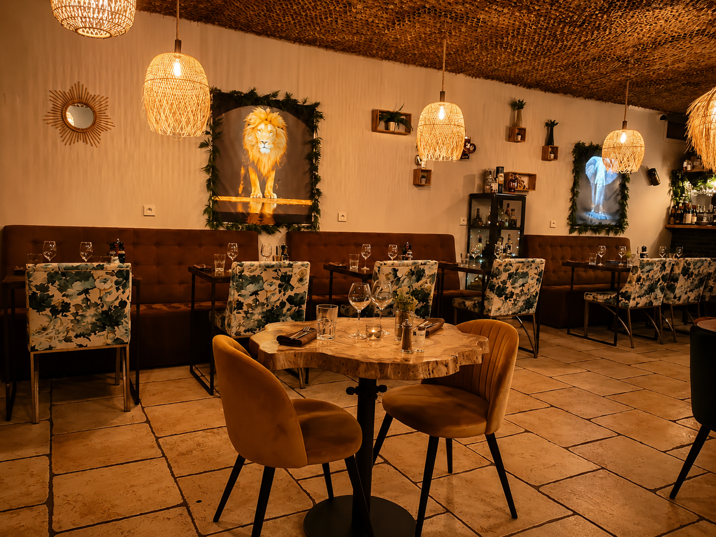 Salle cosy de La Craie des Mets, lumières tamisées et décor bohème