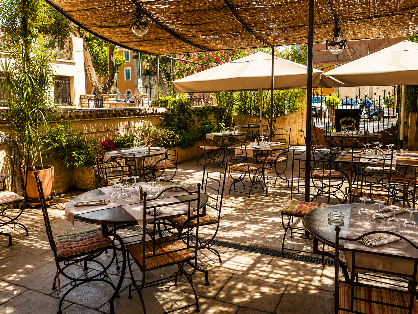 Terrasse ombragée et fleurie de La Craie des Mets