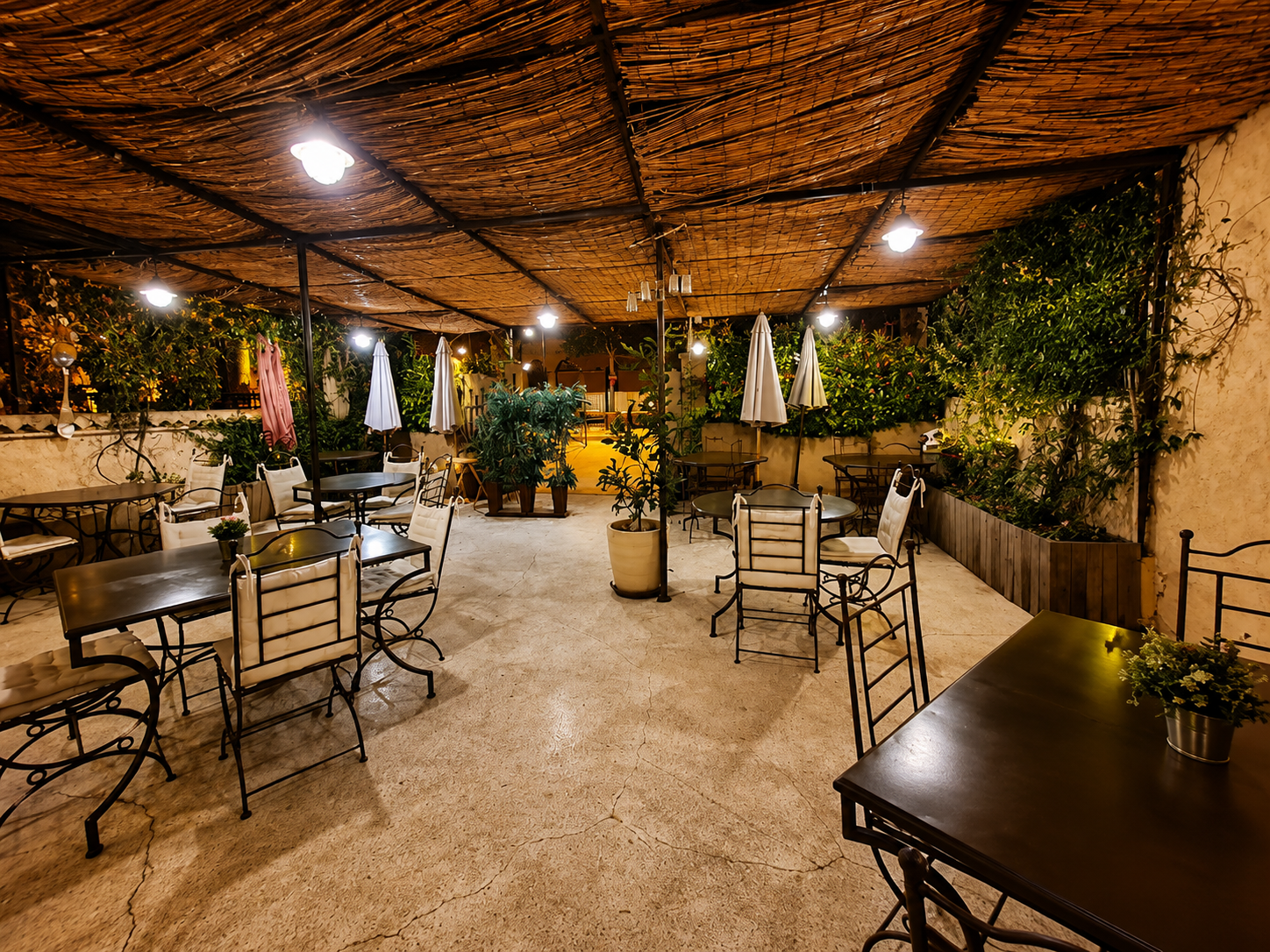 Terrasse de La Craie des Mets le soir